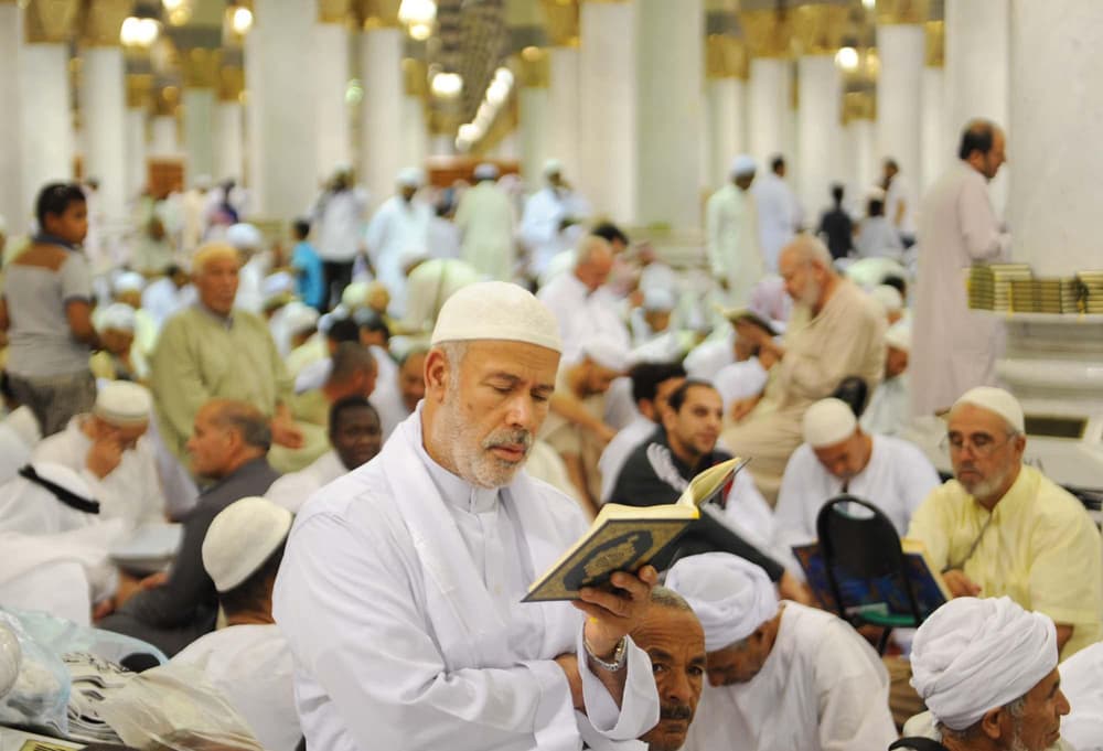 زوار المسجد النبوي يتسابقون على قراءة القرآن في شهر رمضان المبارك