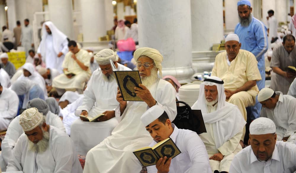زوار المسجد النبوي يتسابقون على قراءة القرآن في شهر رمضان المبارك