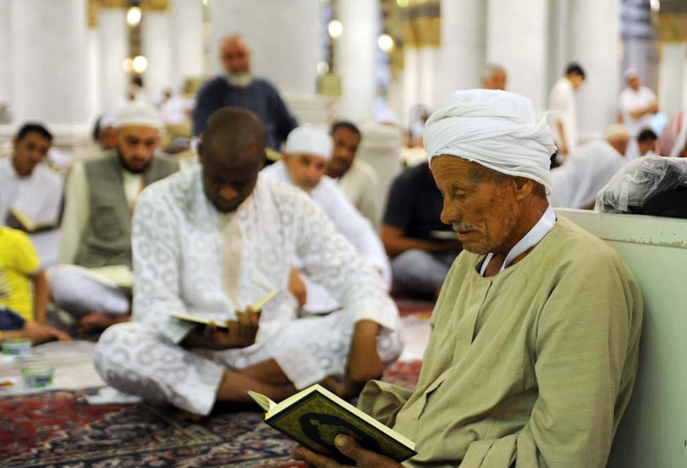 زوار المسجد النبوي يتسابقون على قراءة القرآن في شهر رمضان المبارك