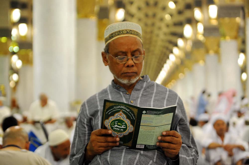 زوار المسجد النبوي يتسابقون على قراءة القرآن في شهر رمضان المبارك
