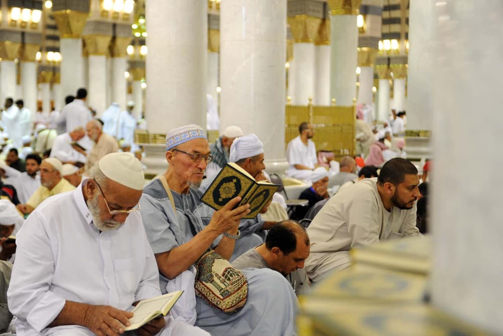 زوار المسجد النبوي يتسابقون على قراءة القرآن في شهر رمضان المبارك