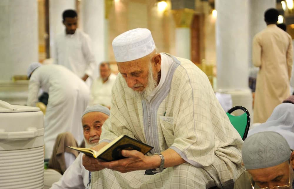 زوار المسجد النبوي يتسابقون على قراءة القرآن في شهر رمضان المبارك
