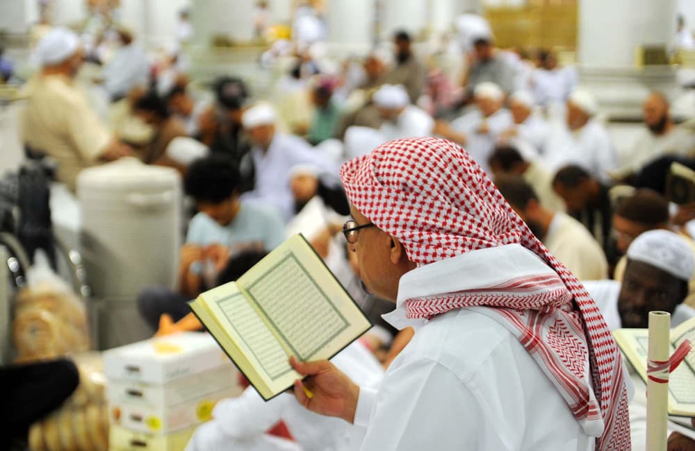 زوار المسجد النبوي يتسابقون على قراءة القرآن في شهر رمضان المبارك