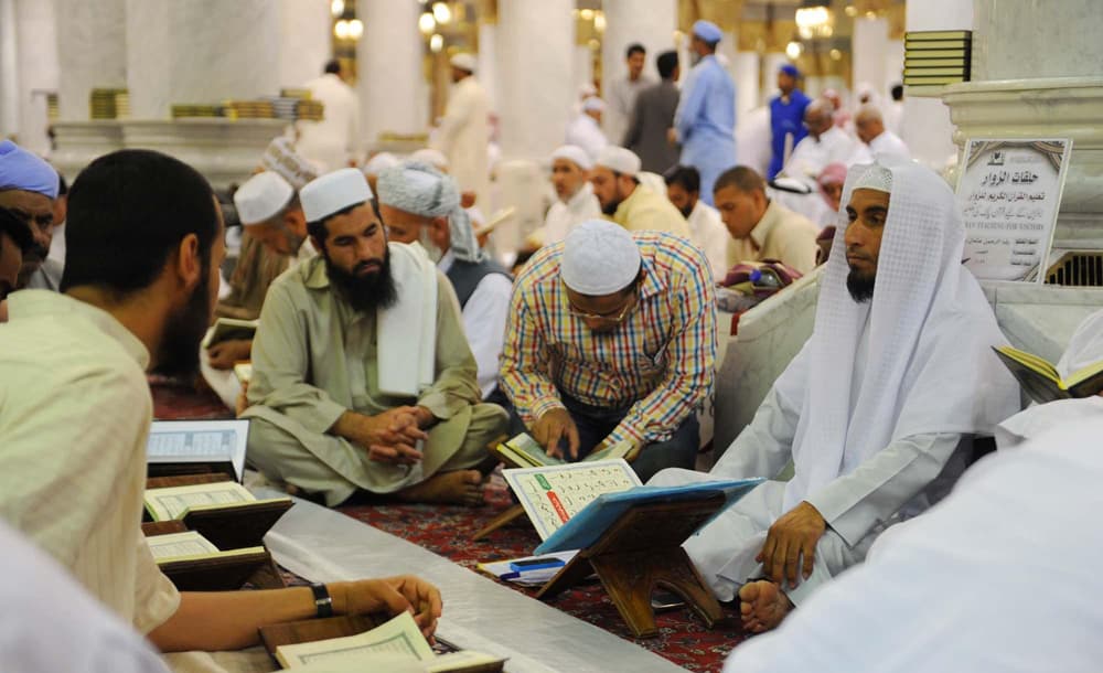 زوار المسجد النبوي يتسابقون على قراءة القرآن في شهر رمضان المبارك