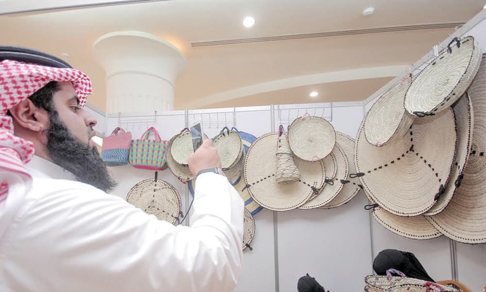 صناعة الخوص .. حرفة قديمة حاضرة في «قوت للتمور»