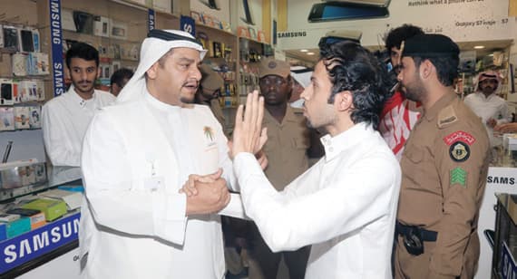 وافدون يعرضون 100 ريال للسعوديين للوقوف في محال الاتصالات عند دخول المفتشين