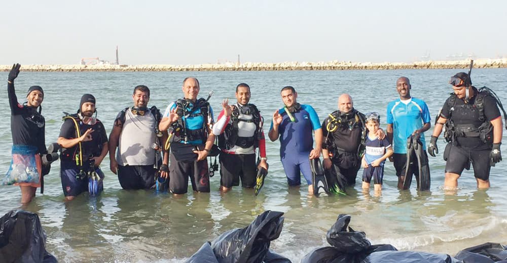 250 متطوعا و18 غواصا يشاركون
في تنظيف كورنيش الدمام