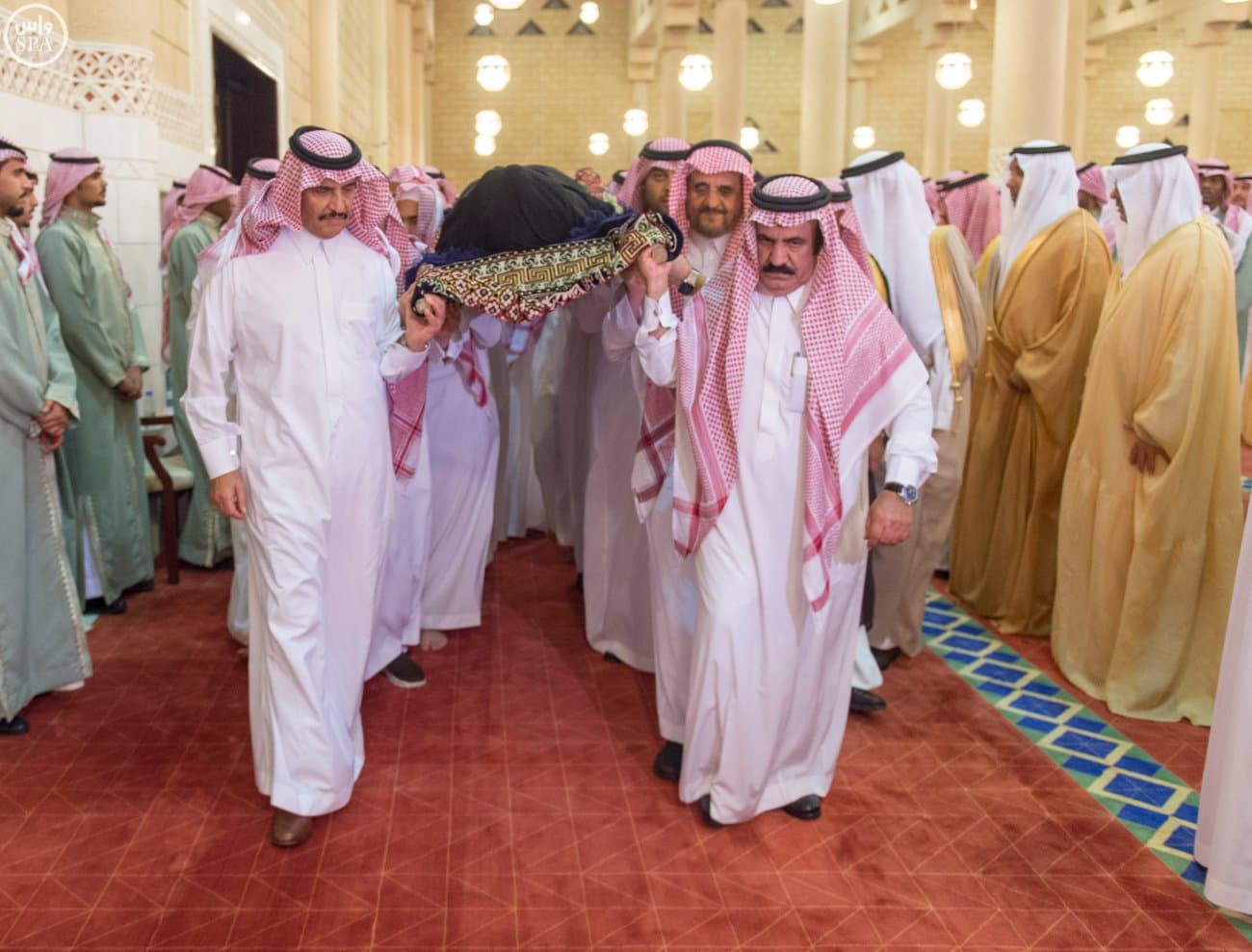 ولي العهد يؤدي صلاة الميت على الأميرة الجوهرة بنت فهد بن عبدالعزيز