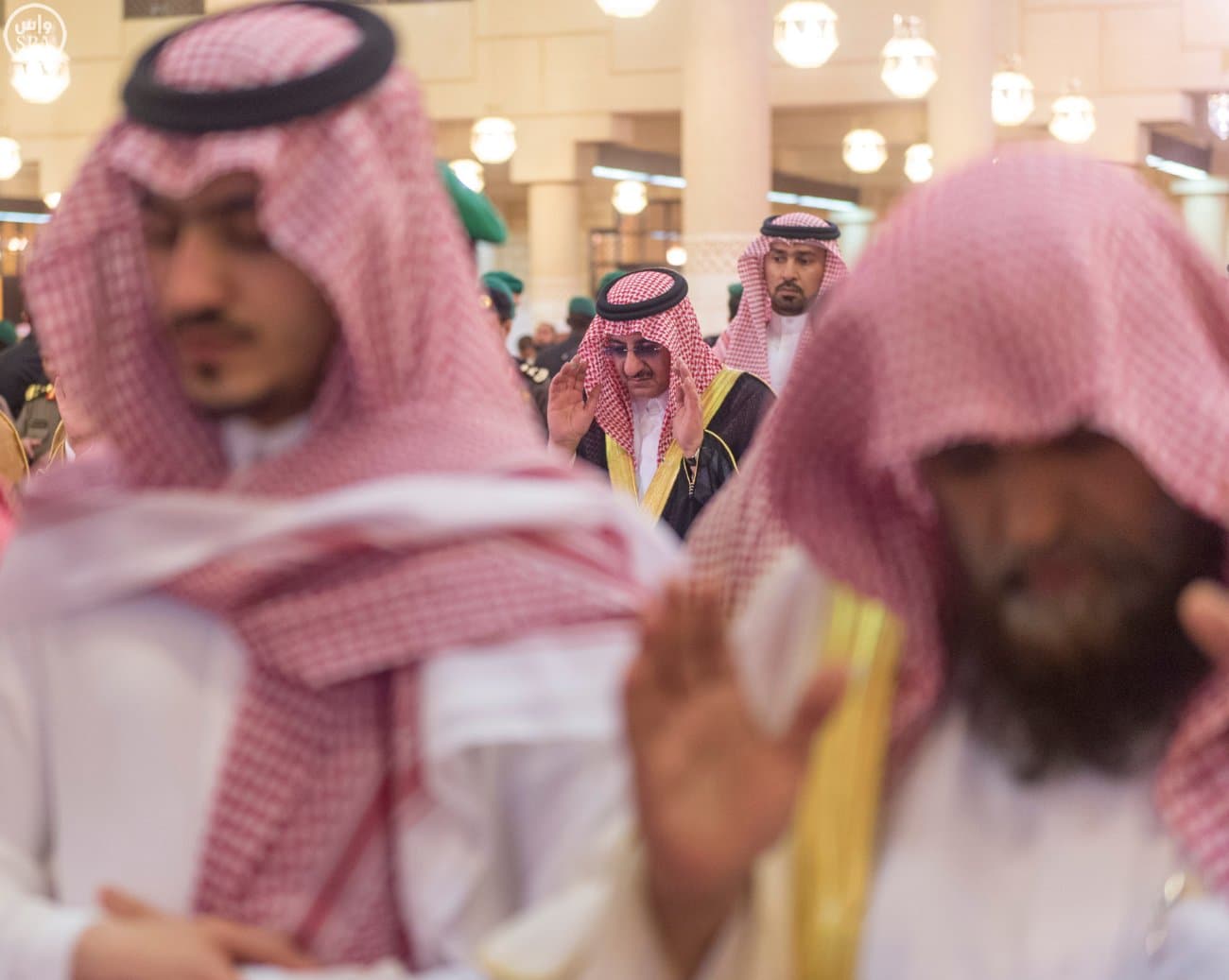 ولي العهد يؤدي صلاة الميت على الأميرة الجوهرة بنت فهد بن عبدالعزيز