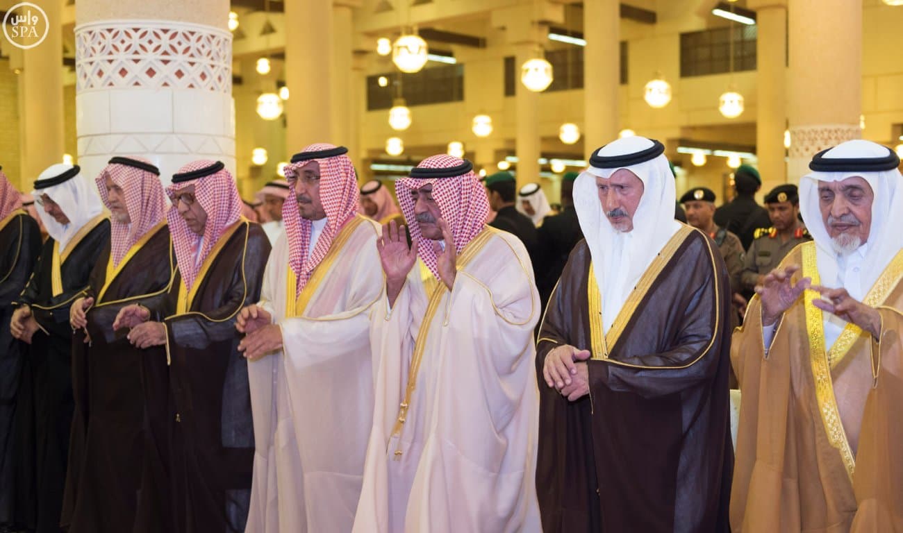 ولي العهد يؤدي صلاة الميت على الأميرة الجوهرة بنت فهد بن عبدالعزيز
