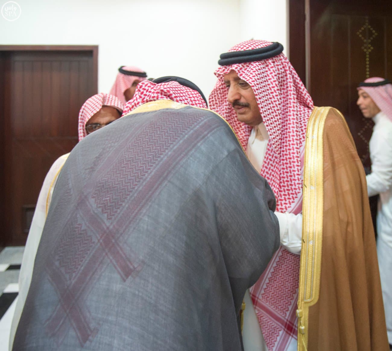 ولي العهد يؤدي صلاة الميت على الأميرة الجوهرة بنت فهد بن عبدالعزيز