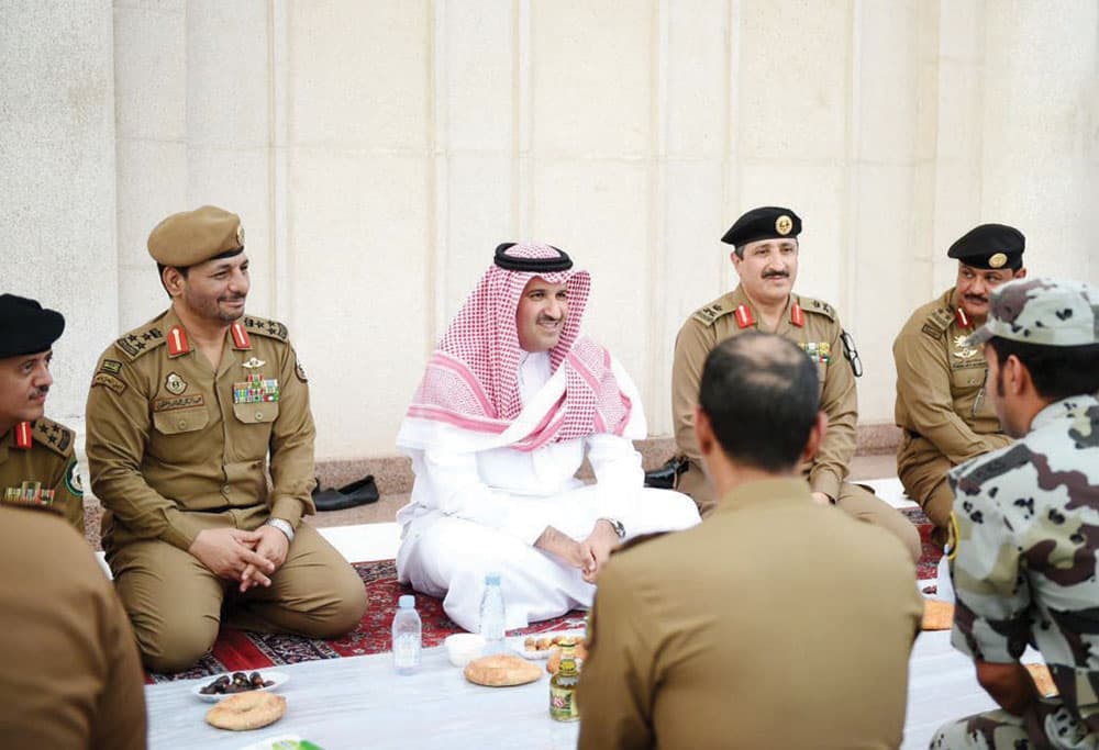 أمير المدينة المنورة يشارك رجال الأمن إفطارهم في ساحة المسجد النبوي