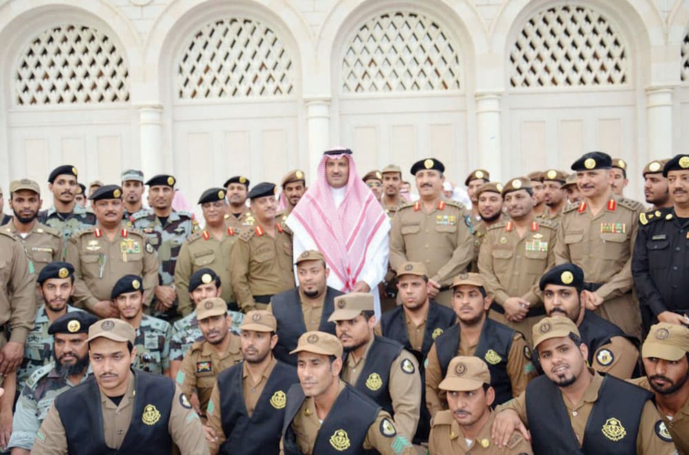 أمير المدينة المنورة يشارك رجال الأمن إفطارهم في ساحة المسجد النبوي