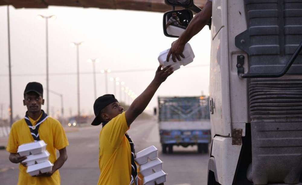 كشافة لجنة التنمية الاجتماعية بالشرافاء تُفطر الصائمين المسافرين