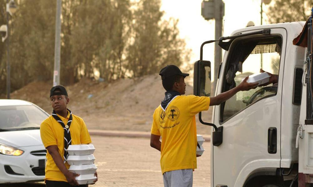 كشافة لجنة التنمية الاجتماعية بالشرافاء تُفطر الصائمين المسافرين