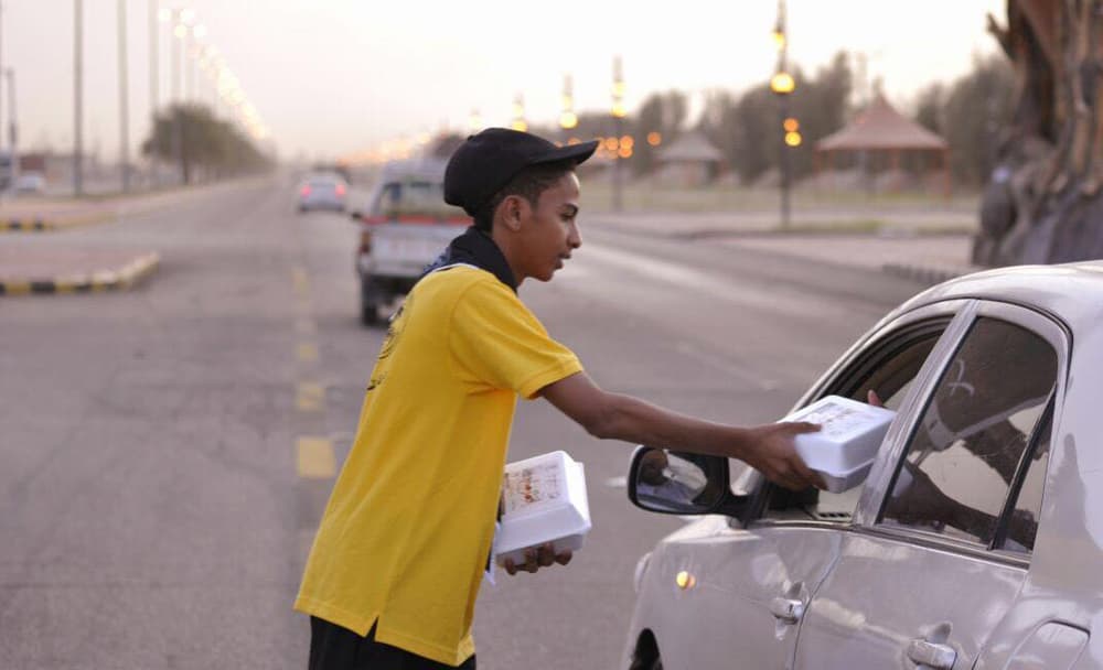 كشافة لجنة التنمية الاجتماعية بالشرافاء تُفطر الصائمين المسافرين