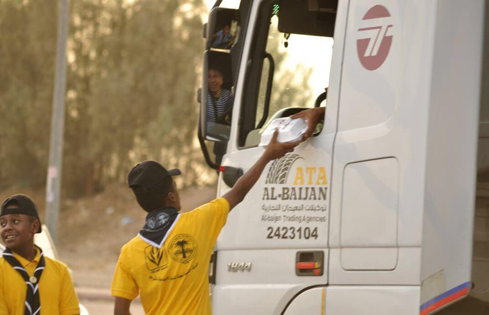 كشافة لجنة التنمية الاجتماعية بالشرافاء تُفطر الصائمين المسافرين