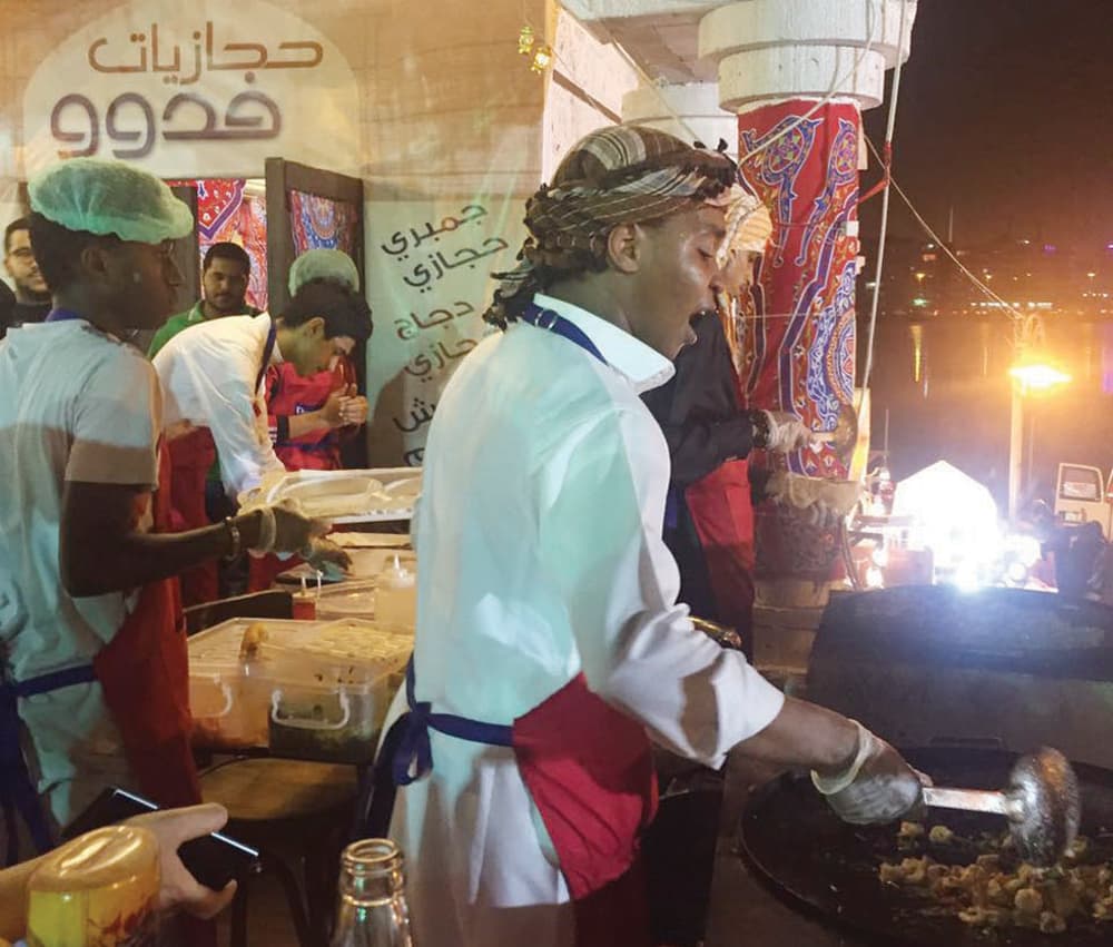 سيدة تدير محلا لبيع الكبدة .. الطاقم شباب سعودي