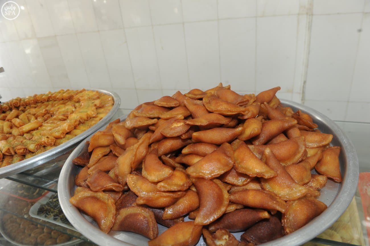 شارع عكاظ يمزج بين عراقة الماضي وحاضر الطائف