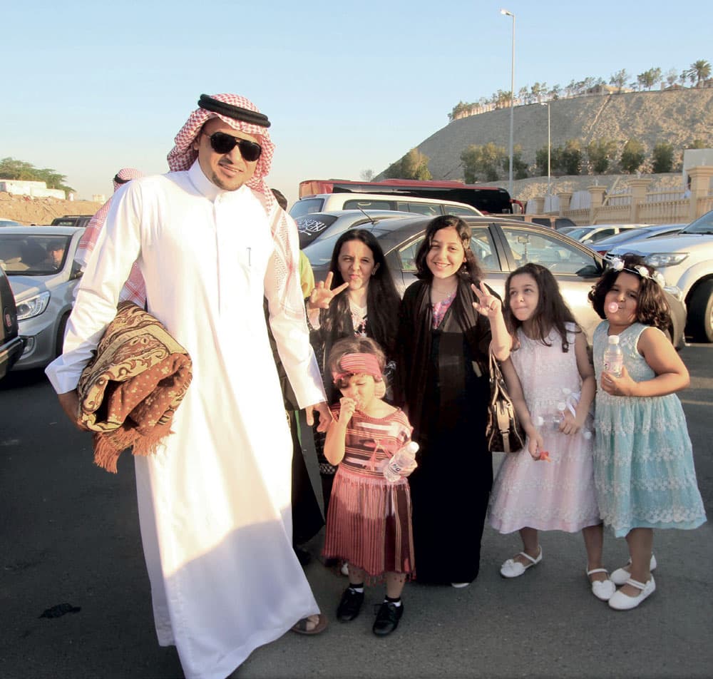 «عيد الحي» .. عادة يرفض الجيران زوالها