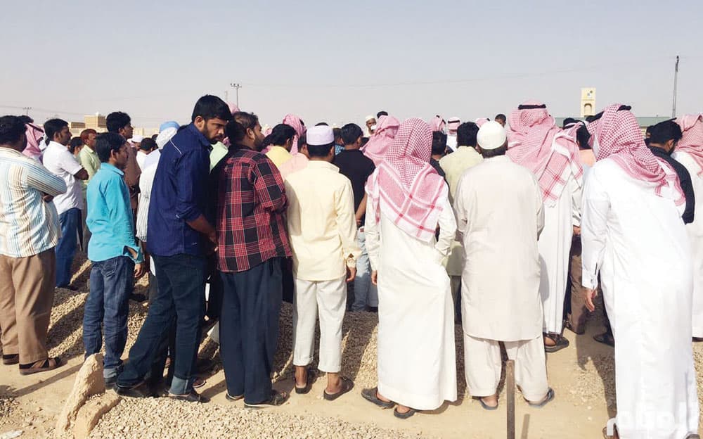 جانب من تشييع عامل مطعم الأفلاج أمس.»الاقتصادية»