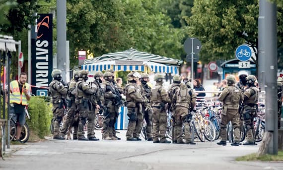 قوات الشرطة الألمانية تحتشد في موقع الحادث. "الفرنسية"