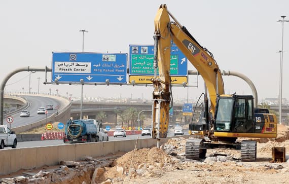 يستمر إغلاق طريق الملك فهد في الرياض من الجنوب إلى الشمال لمدة 25 يوما. تصوير: أحمد يسري ـــ «الاقتصادية»