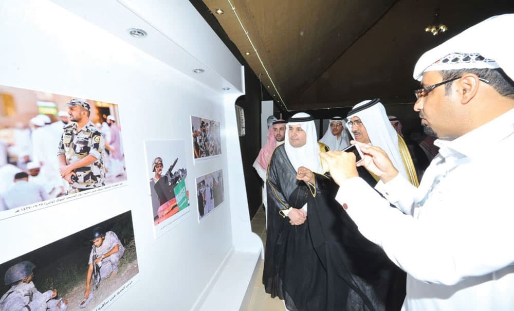 وزير الإعلام خلال مشاهدته صورا تبرز جهود أبطال الحد الجنوبي.