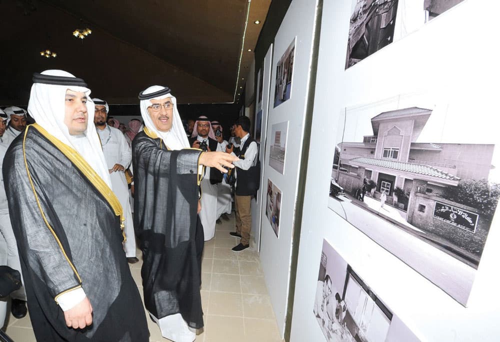 د.عادل الطريفي خلال زيارته معرض «واس» المشارك في المهرجان. «واس»