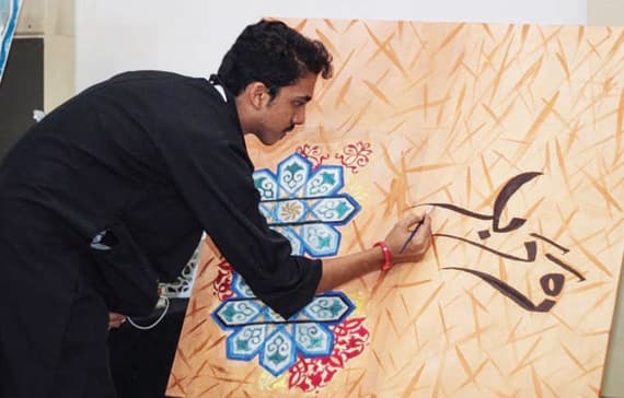 يشارك 15 فنانا يوميا في شارع الفن.»واس»