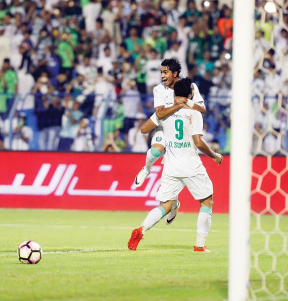 السومة والمقهوي يحتفلان بأحد أهداف الأهلي.