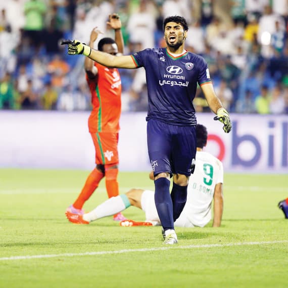 الكسار غاضب بعد استقبال ششباكه 4 أهداف. 
تصوير: عيسى الدبيسي ـ «الاقتصادية»