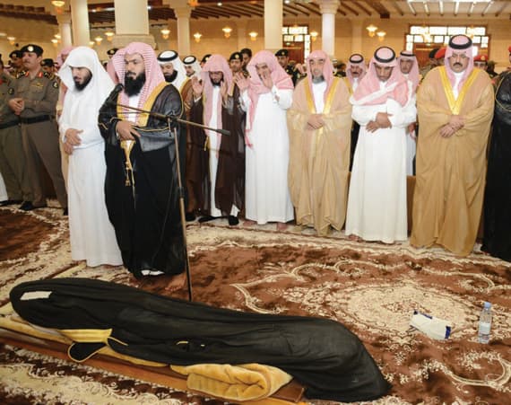 من صلاة الميت على الشهيد العنزي أمس.»واس»