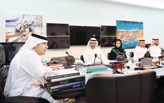 وزير الإعلام أثناء استماعه لكافة المعوقات التي تواجه الفنانين.