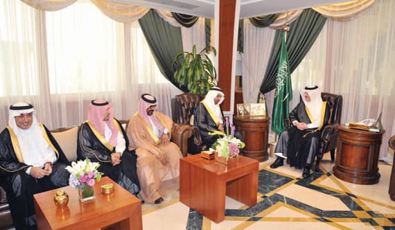الأمير سعود بن نايف خلال استقباله أعضاء مجلس بلدي القطيف."الاقتصادية"