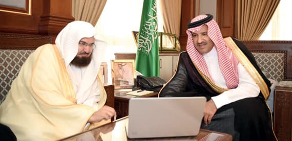 الأمير فيصل بن سلمان ود. عبد الرحمن السديس خلال إطلاق الحملة أمس.