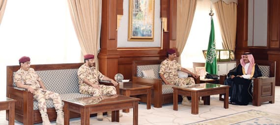 الأمير فيصل بن سلمان خلال استقباله قائد مهمة الحج بالمدينة المنورة وعددا من الضباط. "الاقتصادية"