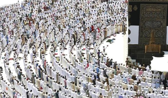 من صلاة الجمعة في المسجد الحرام. "واس"