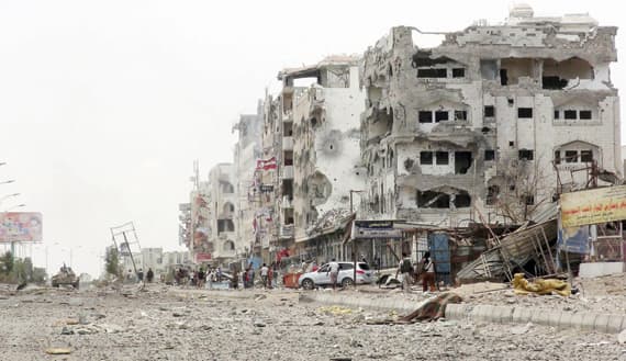 آثار الدمار على مباني تعز جراء قصف الميليشيات العشوائي للأحياء السكنية. "الاقتصادية"