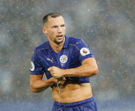 درينكووتر يجفف قميصه من الماء.