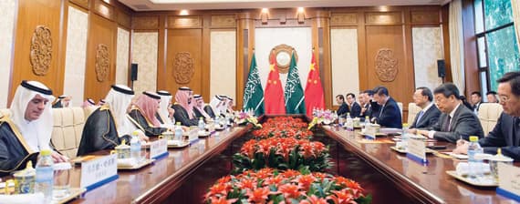 جين بينج والأمير محمد بن سلمان أثناء استعراض العلاقات الثنائية القائمة وما حققته من إنجازات.  تصوير : بندر الجلعود - "الاقتصادية"