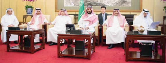 ولي ولي العهد خلال اجتماعه بمجموعة من مسؤولي شركات صينية أمس.