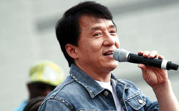 دخل جاكي شان عالم السينما في الثامنة من عمره ومثل في أكثر من ثلاثين فيلما قتاليا.