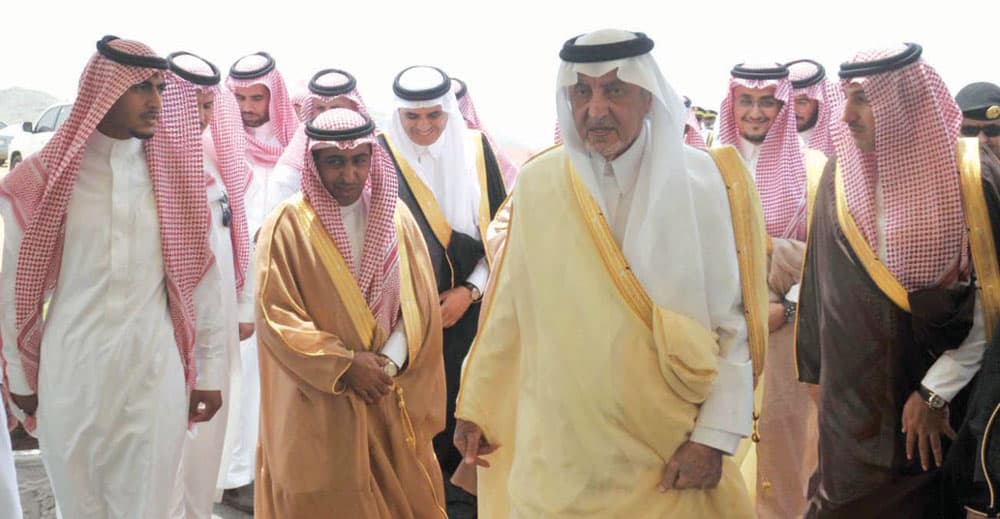 الأمير خالد الفيصل خلال زيارته المدينة الذكية للصناعات الواقعة على طريق عسفان."واس"