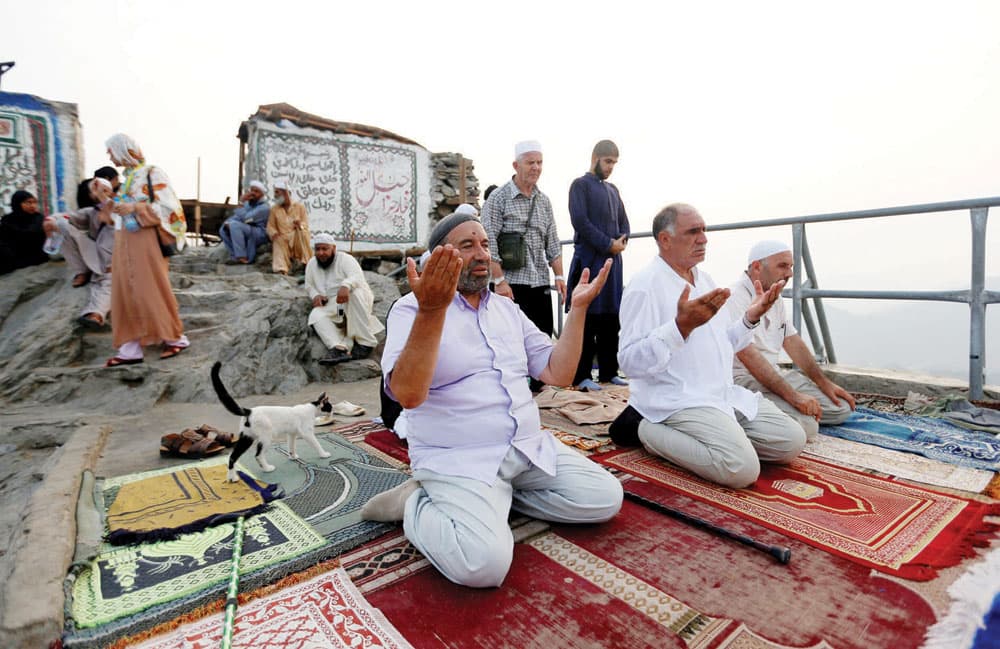 عدد من ضيوف الرحمن على جبل النور في مكة المكرمة يبتهلون إلى الله بالدعاء. «رويترز»