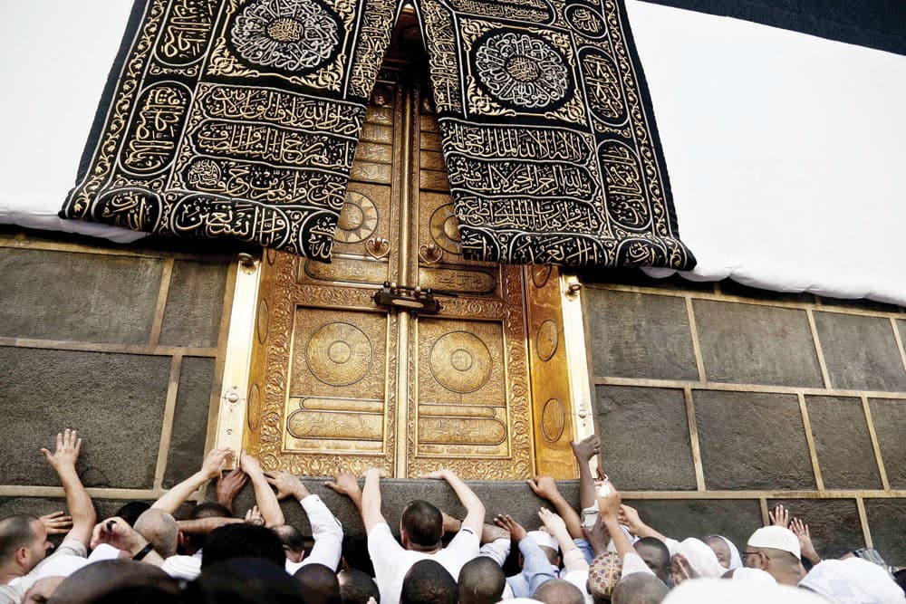 يتسابق الحجاج إلى لمس الملتزم. «أ.ب»