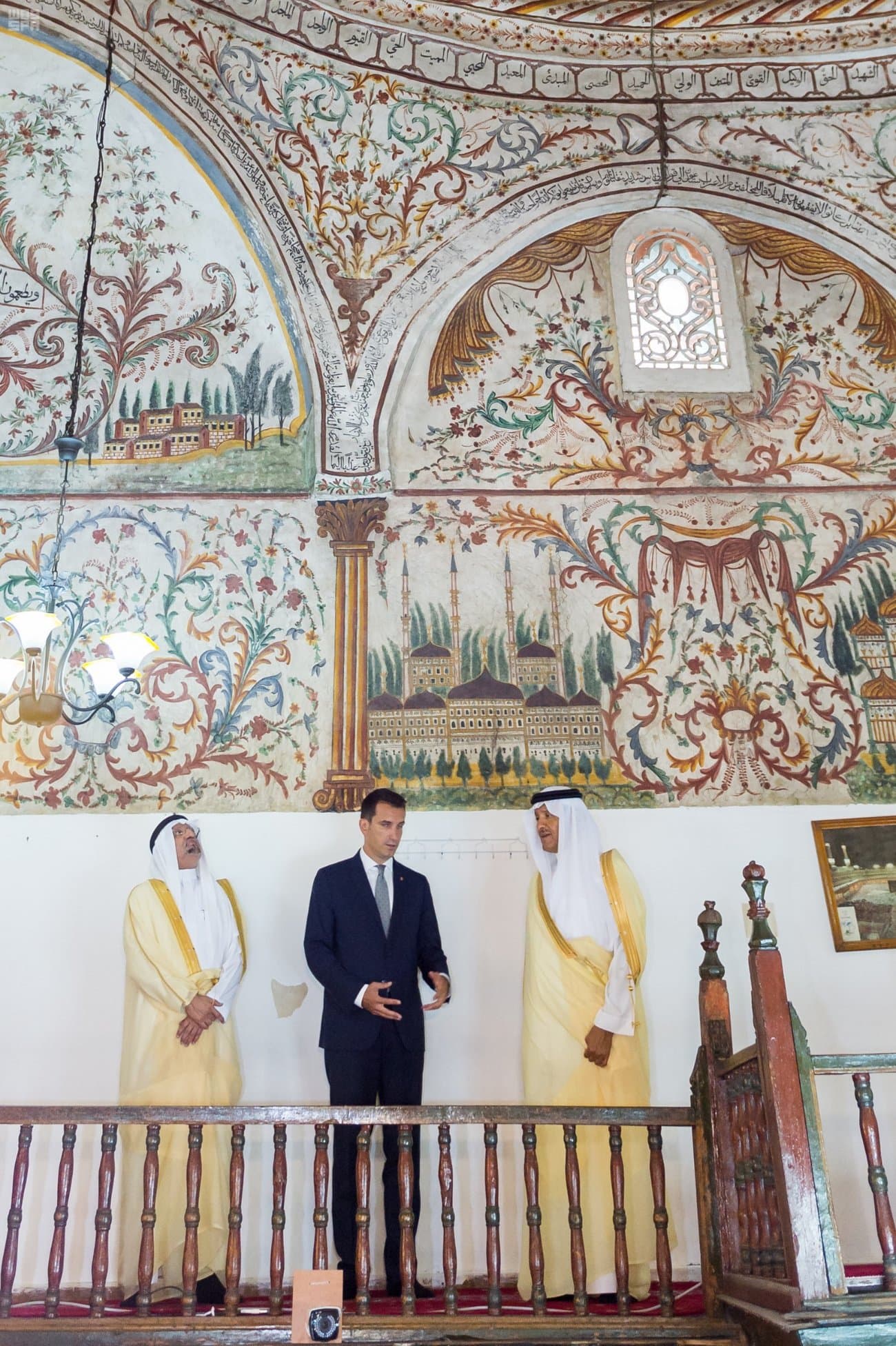 الأمير سلطان بن سلمان يزور المسجد التاريخي والمتحف الوطني في تيرانا