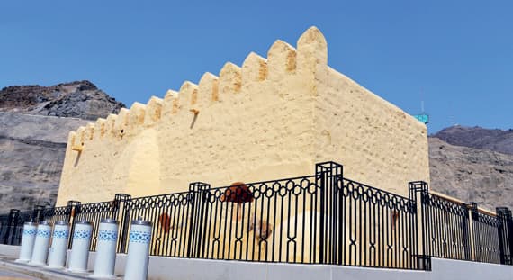 ظل المسجد متواريا عن الأنظار خلف الجبل حتى بعد التوسعة الجديدة. «واس»