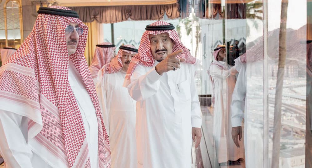 خادم الحرمين خلال إشرافه المباشر على راحة الحجاج في منى أمس، ويبدو ولي العهد. "واس"