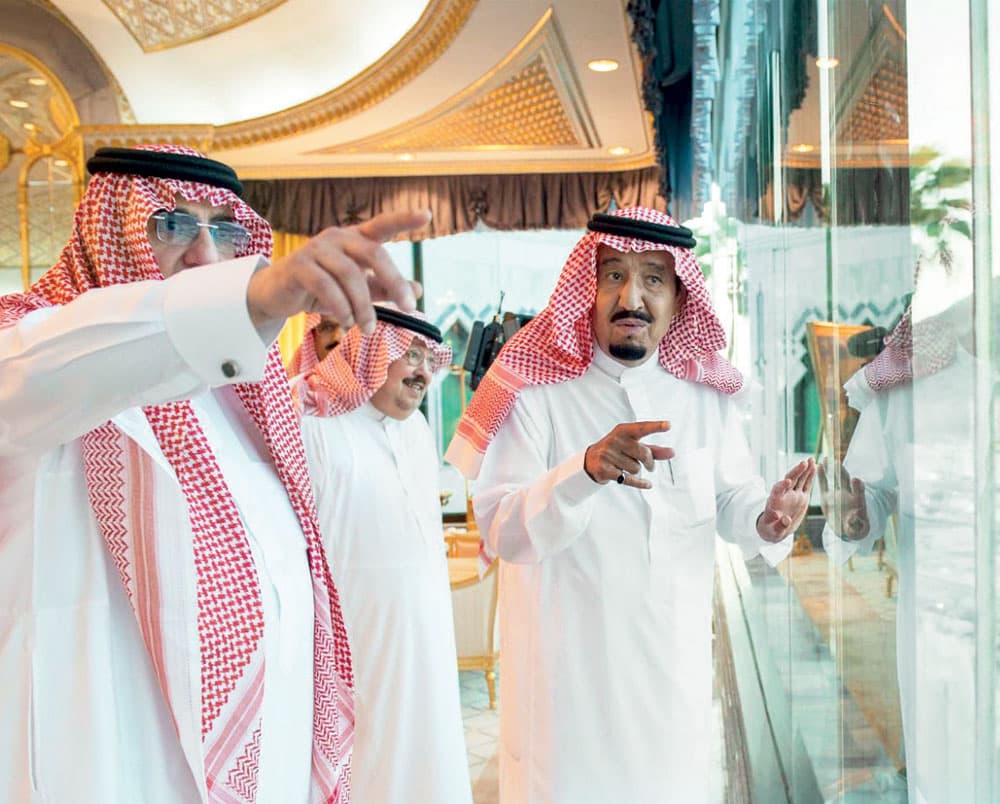 الملك والأمير محمد بن نايف أثناء متابعتهما الخدمات والتسهيلات المقدمة لضيوف الرحمن.